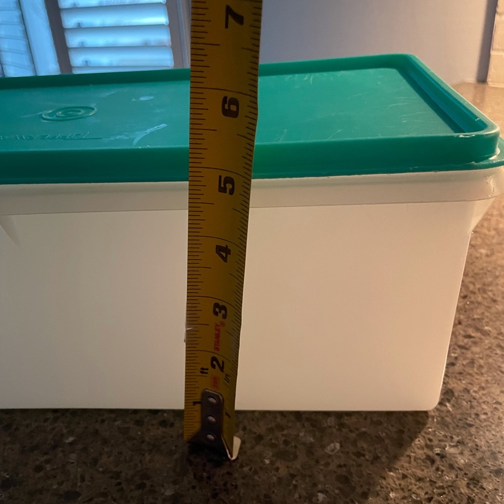 Tupperware / EUC Large Rectangular Container - Picture 3 of 3